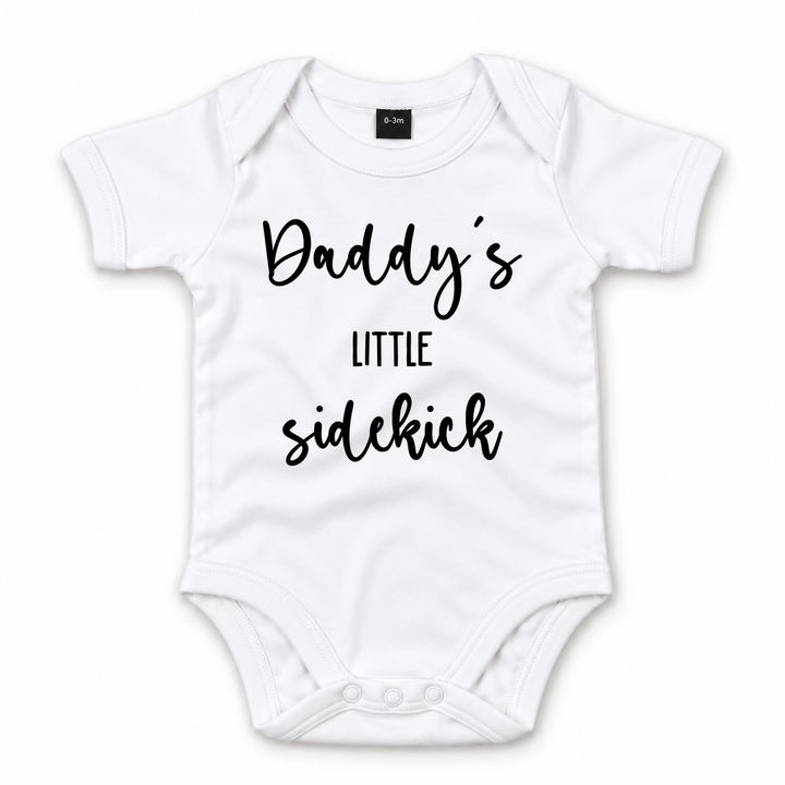 Witte baby romper met zwarte tekst Daddy’s Little Sidekick.
