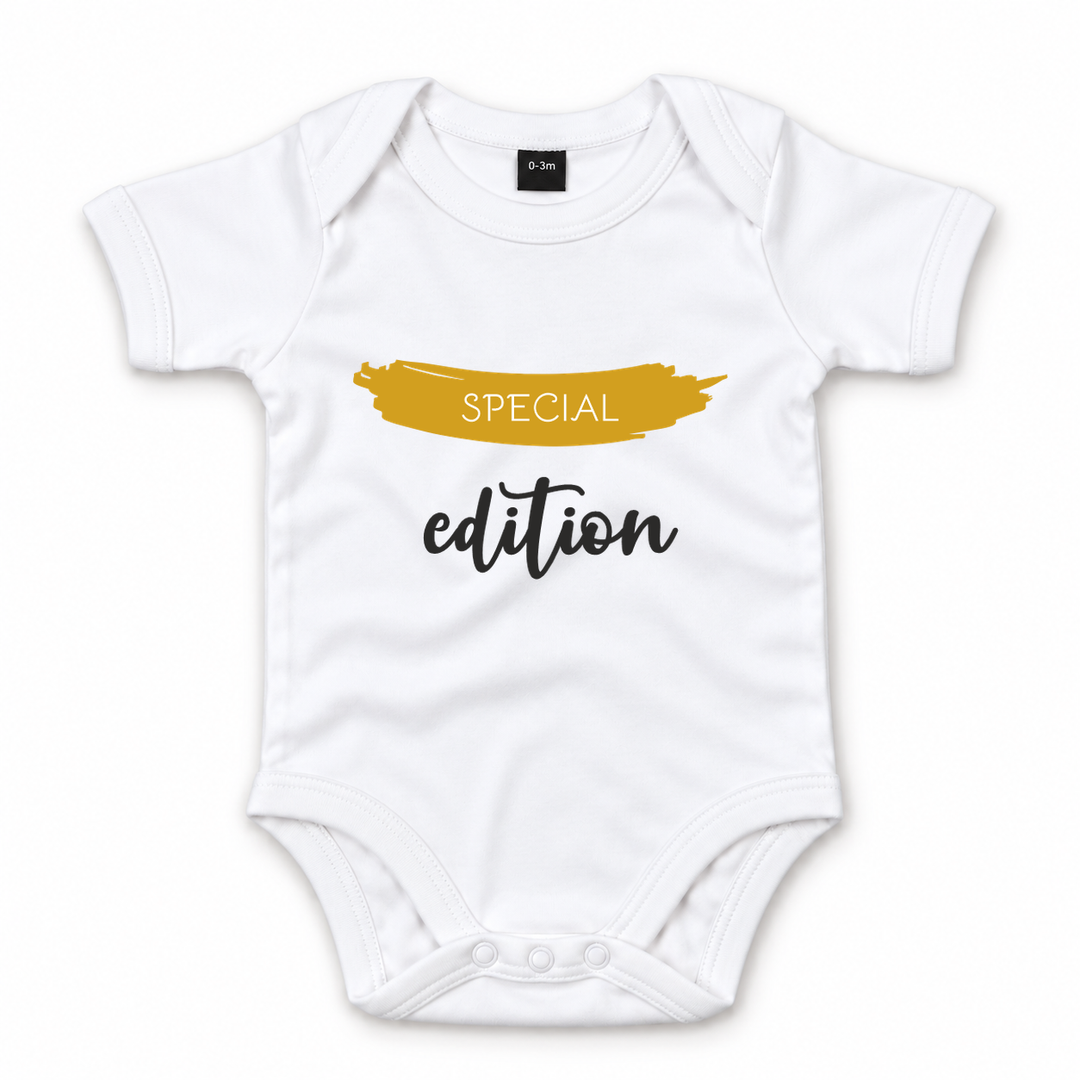Witte romper met Special Edition opdruk in geel en zwart.