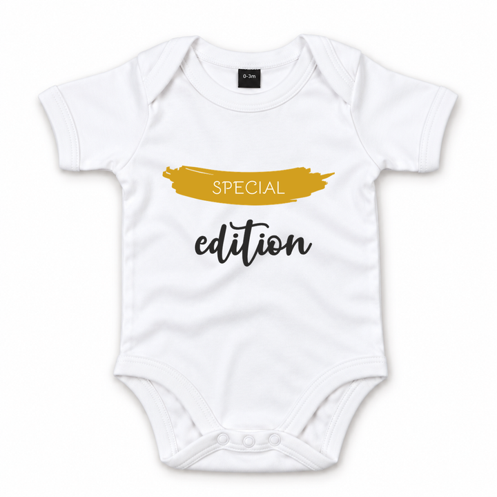 Witte romper met Special Edition opdruk in geel en zwart.
