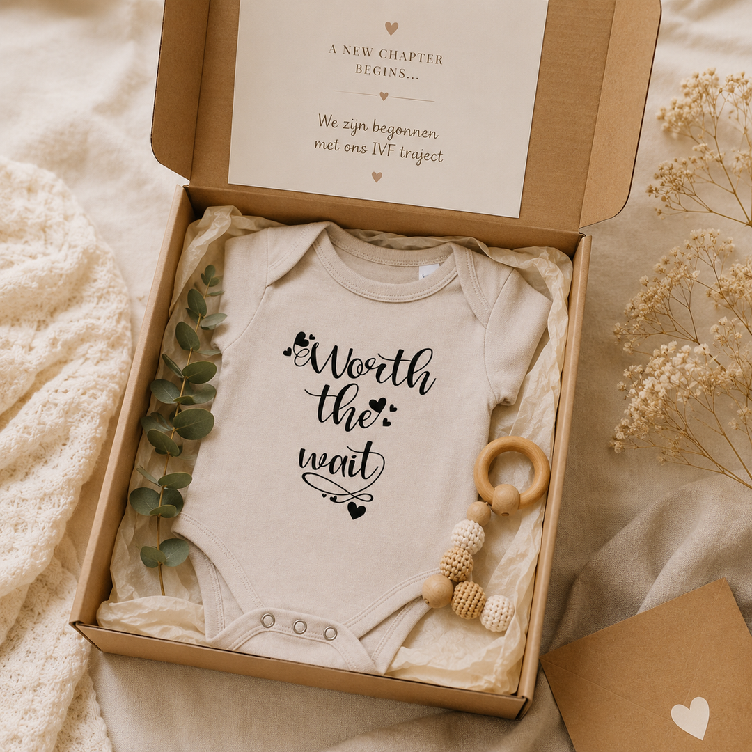 Cadeaubox met ‘Worth the wait’ IVF rompertje in beige, kaart ‘We zijn begonnen met ons IVF traject’ en houten bijtring – steun cadeau kinderwens/IVF traject.