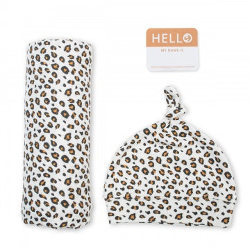 Lulujo Hello World set met XL hydrofiele doek leopard print, bijpassend mutsje en Hello geboortesticker, kraamcadeau set