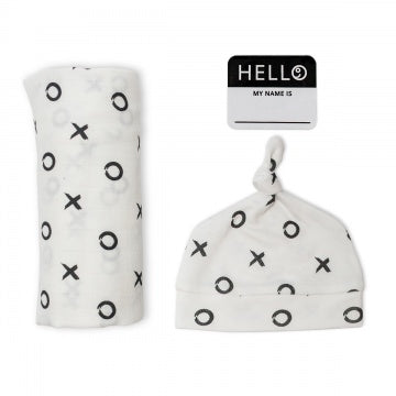 Lulujo Hello World set Hugs & Kisses met XL hydrofiele doek, bijpassend mutsje en Hello sticker, kraammand cadeau voor newborn