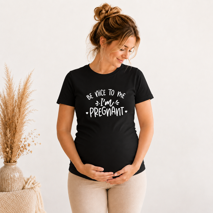Zwangere vrouw draagt zwart Be Nice to Me I’m Pregnant T-shirt, leuk babyshower cadeau en zwangerschapsshirt