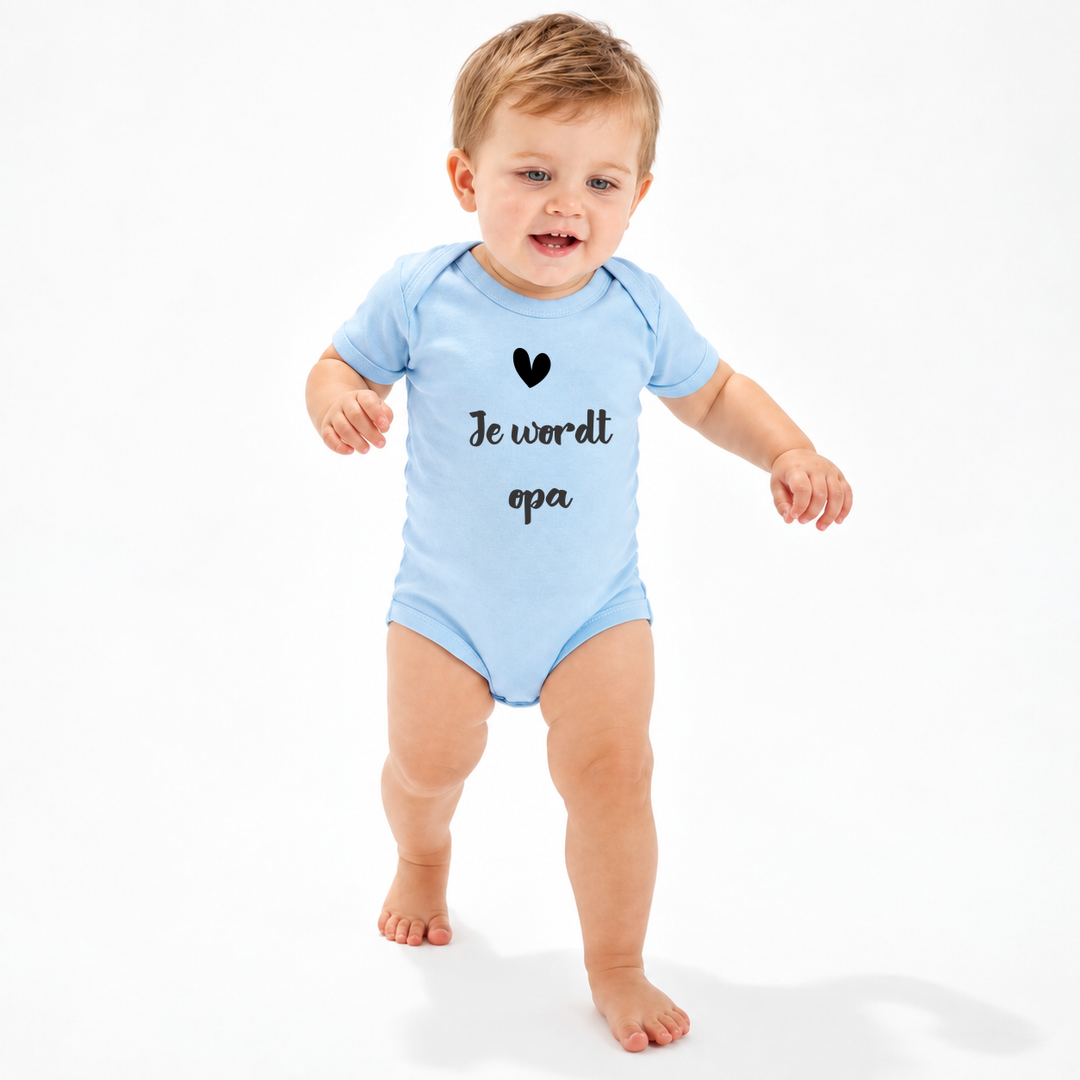 Baby draagt babyblauw rompertje met tekst Je wordt opa.