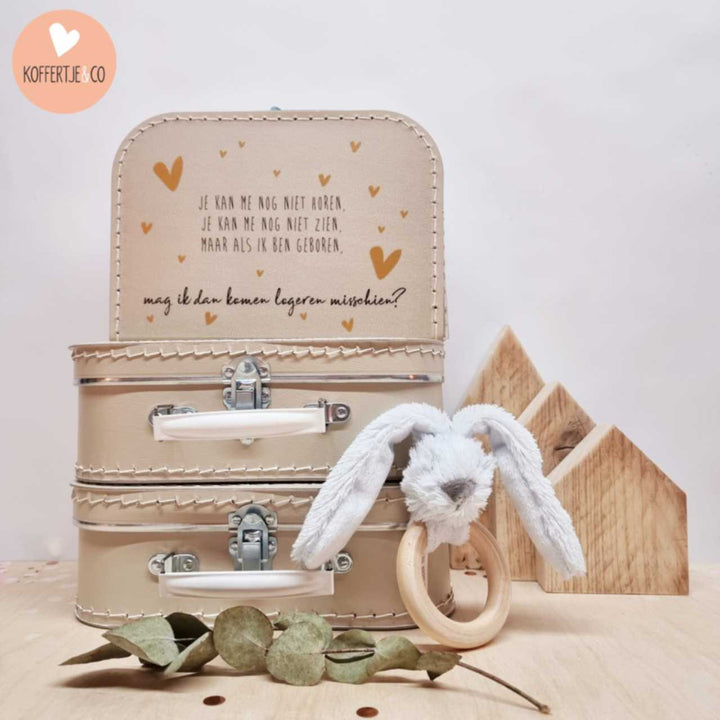 zwangerschapsaankondiging opa en oma met logeerkoffertje, kinderkoffertje met gepersonaliseerde tekst en babyaccessoires