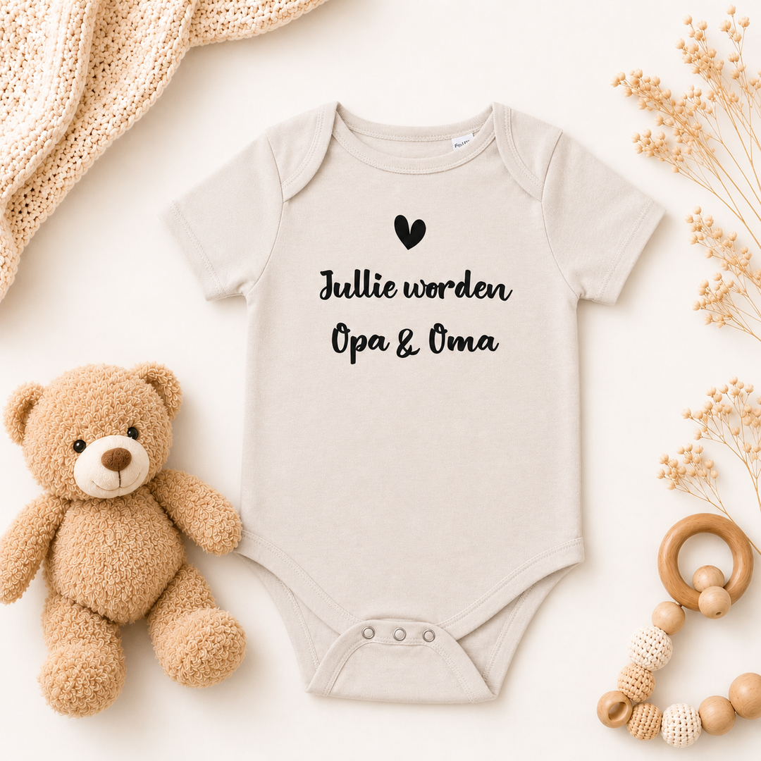 Beige zwangerschapsaankondiging rompertje “Jullie worden opa & oma” van organic katoen, gestyled met teddy en bijtring