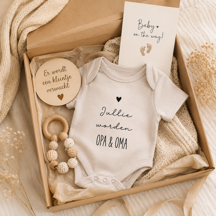 Zwangerschapsaankondiging met rompertje “Jullie worden opa & oma” in cadeaubox met bijtring en kaartje – origineel cadeau voor opa en oma