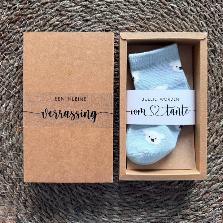 Cadeaudoosje met babysokjes voor originele zwangerschapsaankondiging aan opa en oma of oom en tante