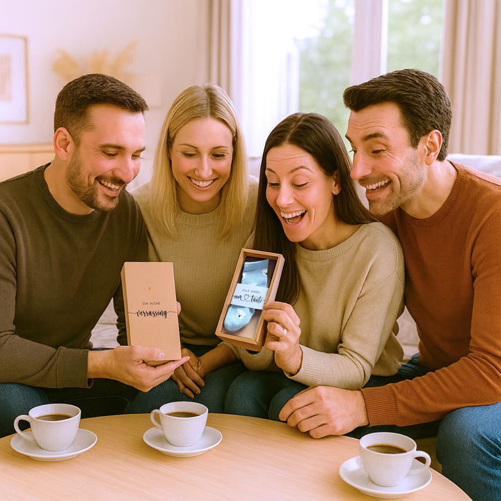 Cadeaudoosje met babysokjes voor originele zwangerschapsaankondiging aan opa en oma of oom en tante