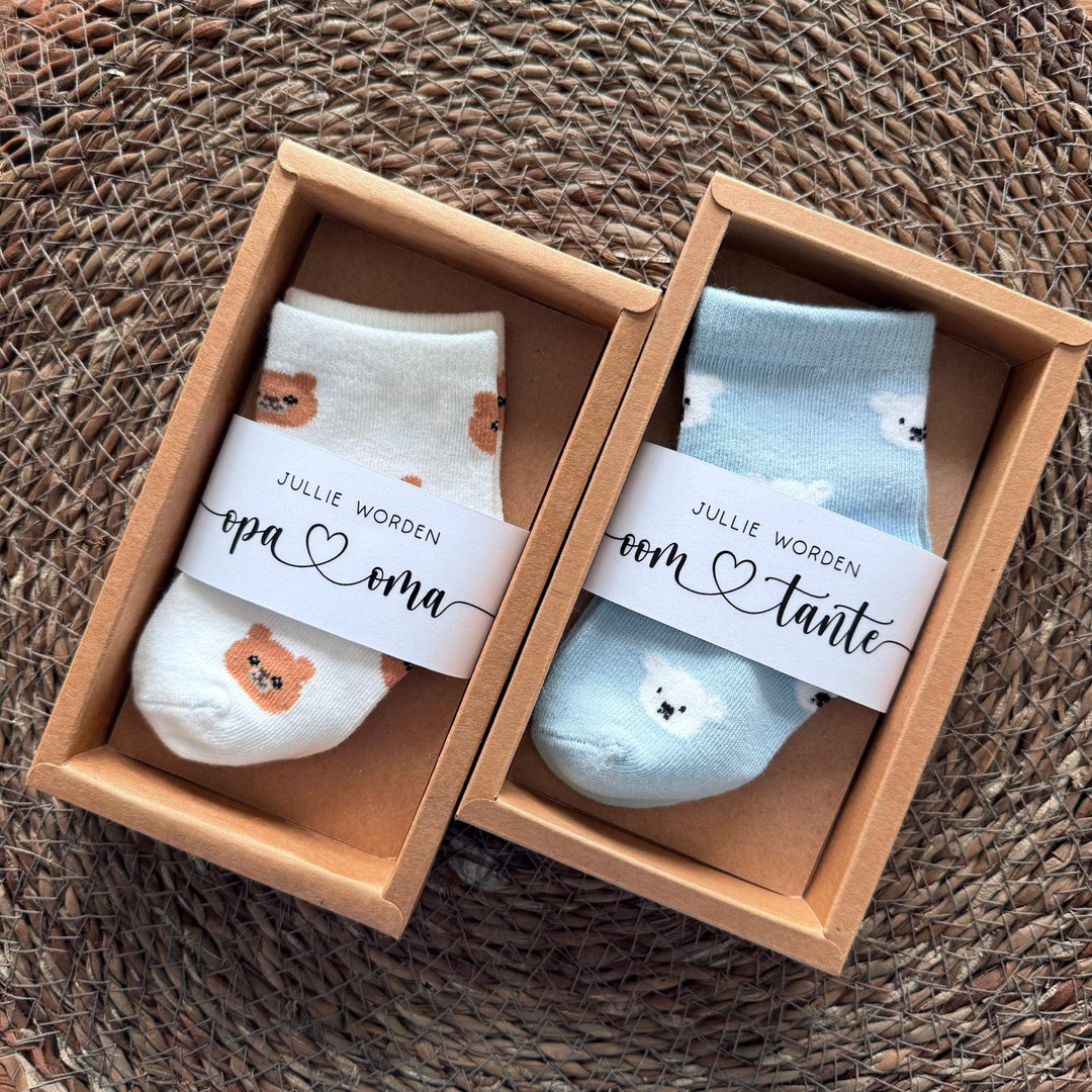 Cadeaudoosje met babysokjes voor originele zwangerschapsaankondiging aan opa en oma of oom en tante