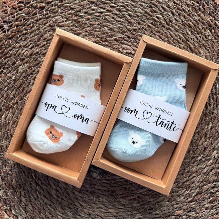 Cadeaudoosje met babysokjes voor originele zwangerschapsaankondiging aan opa en oma of oom en tante