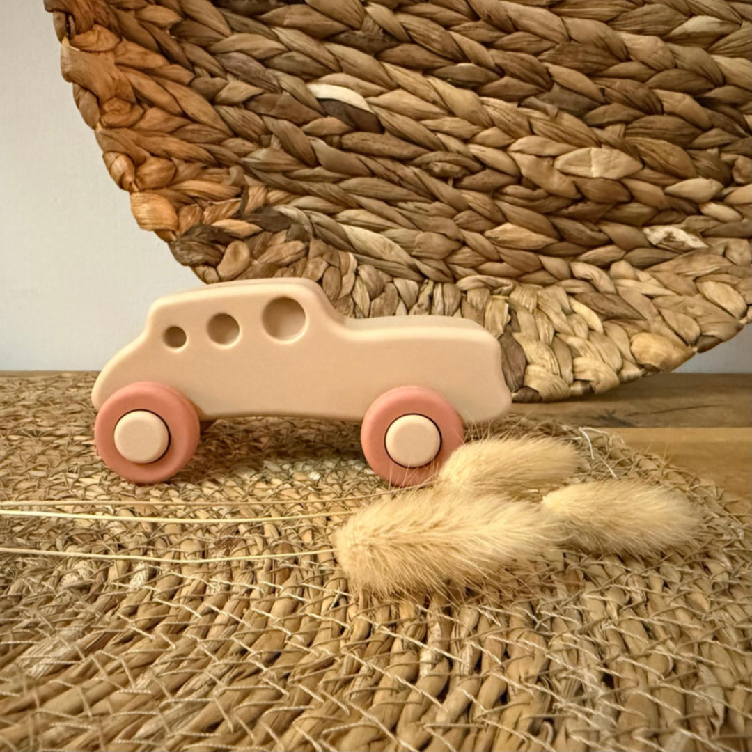 Beige siliconen speelgoed auto met terracotta wielen – veilig bijtspeelgoed voor baby’s