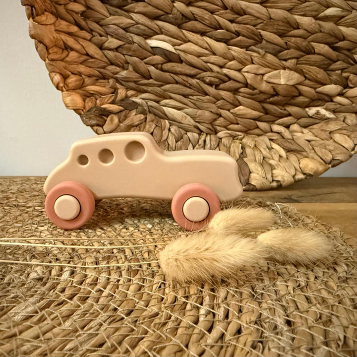 Beige siliconen speelgoed auto met terracotta wielen – veilig bijtspeelgoed voor baby’s