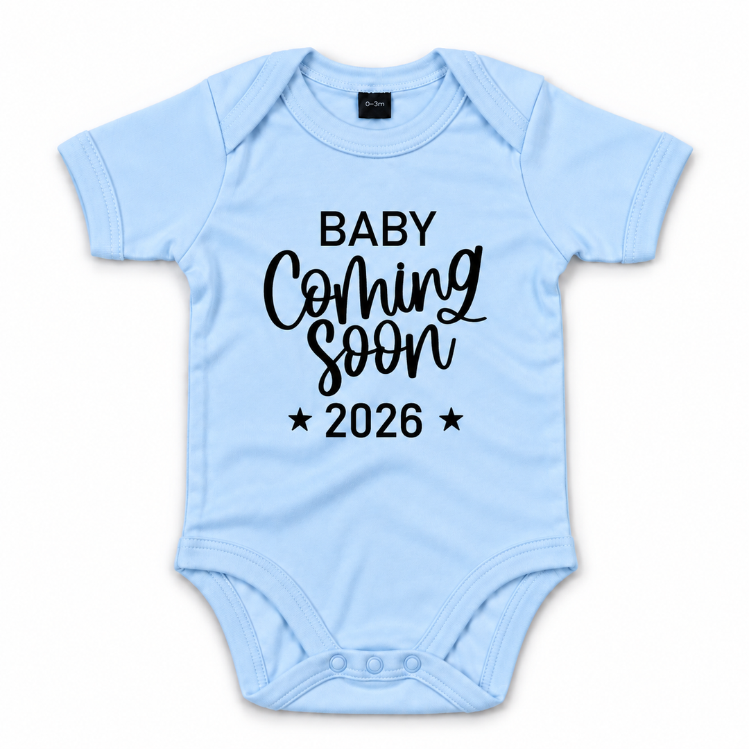 Blauwe Baby Coming Soon romper met jaartal en sterren.