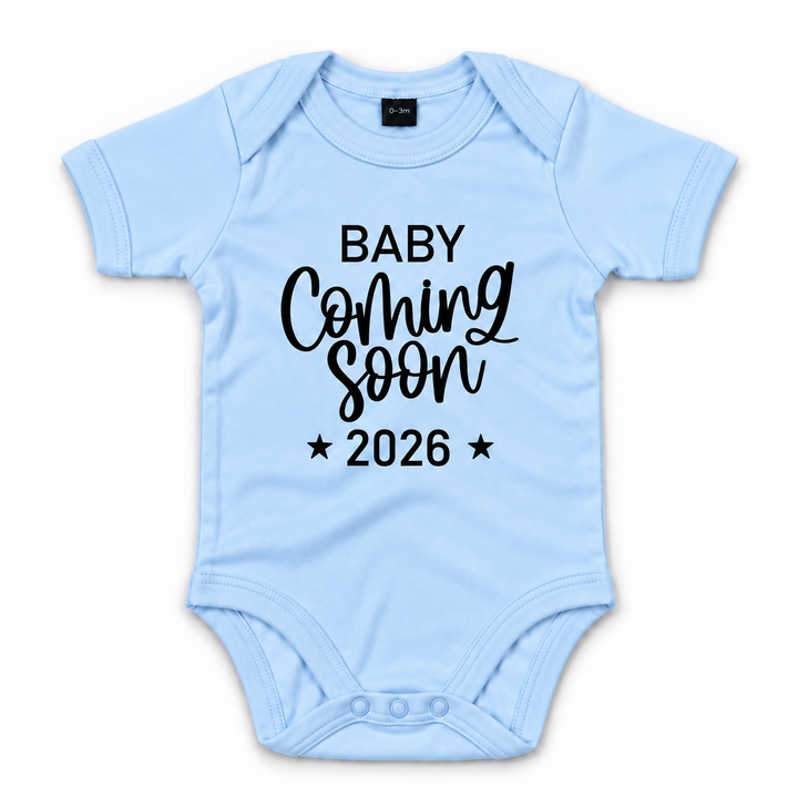 Blauwe Baby Coming Soon romper met jaartal en sterren.