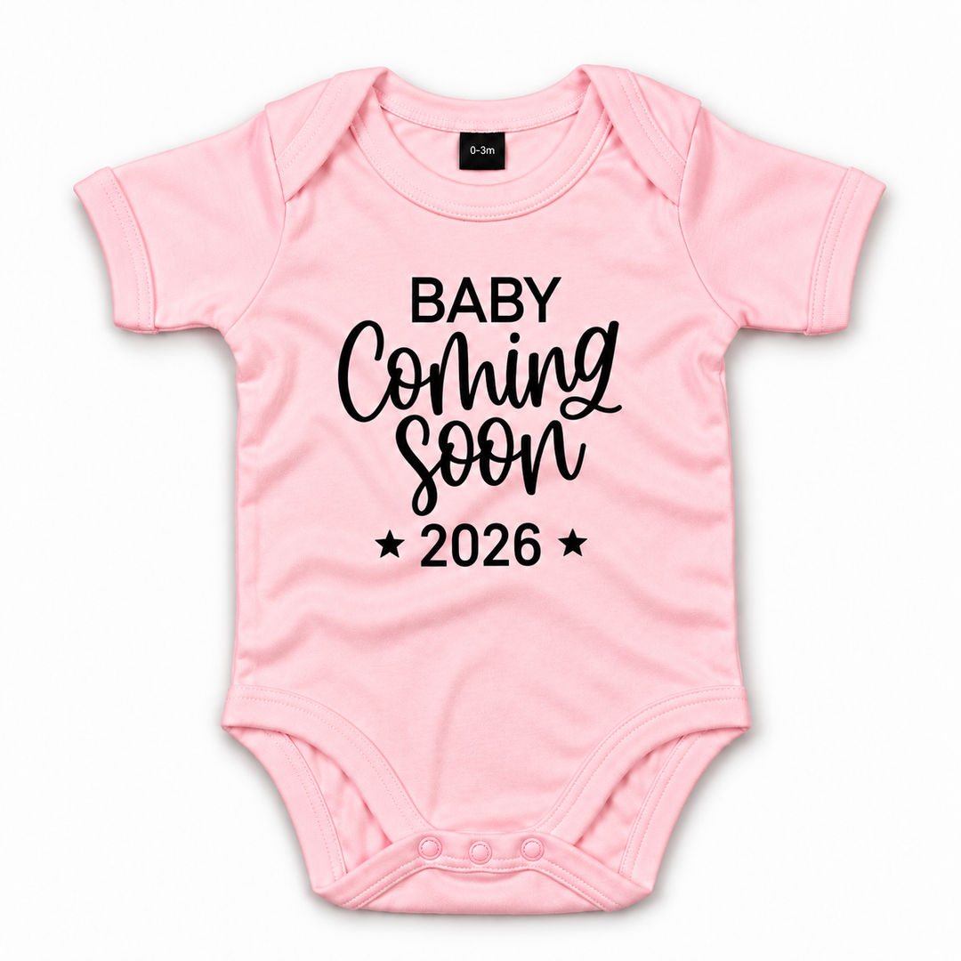 Roze Baby Coming Soon romper met jaartal en sterren.