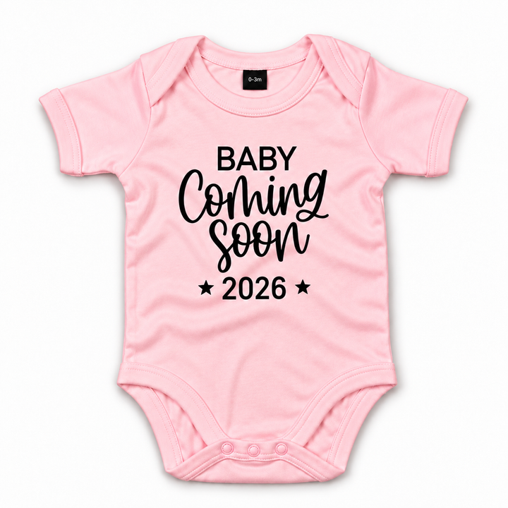 Roze Baby Coming Soon romper met jaartal en sterren.