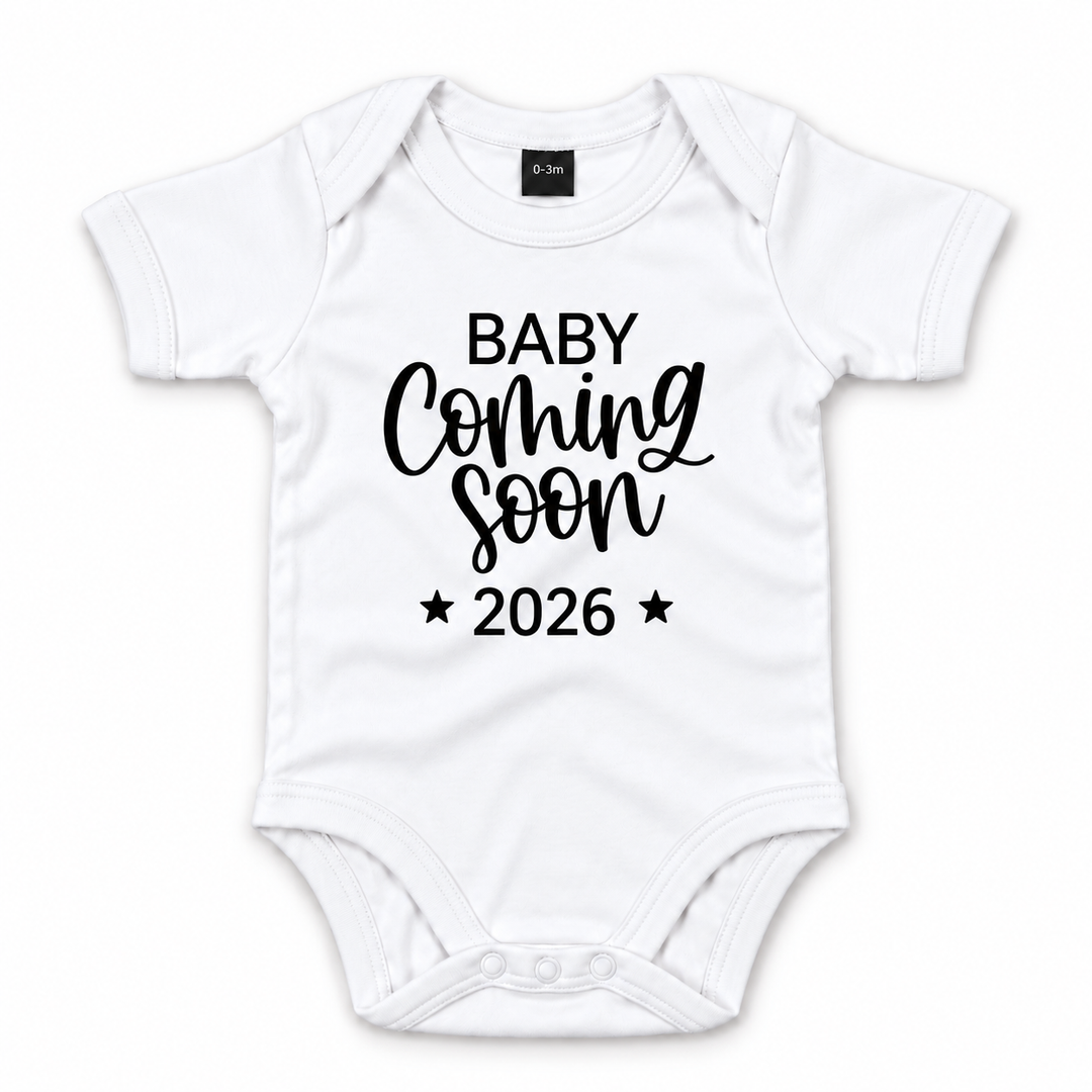 Witte Baby Coming Soon romper met jaartal en sterren.