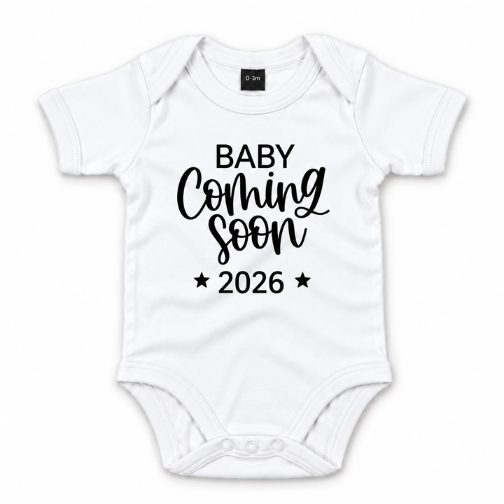 Witte Baby Coming Soon romper met jaartal en sterren.