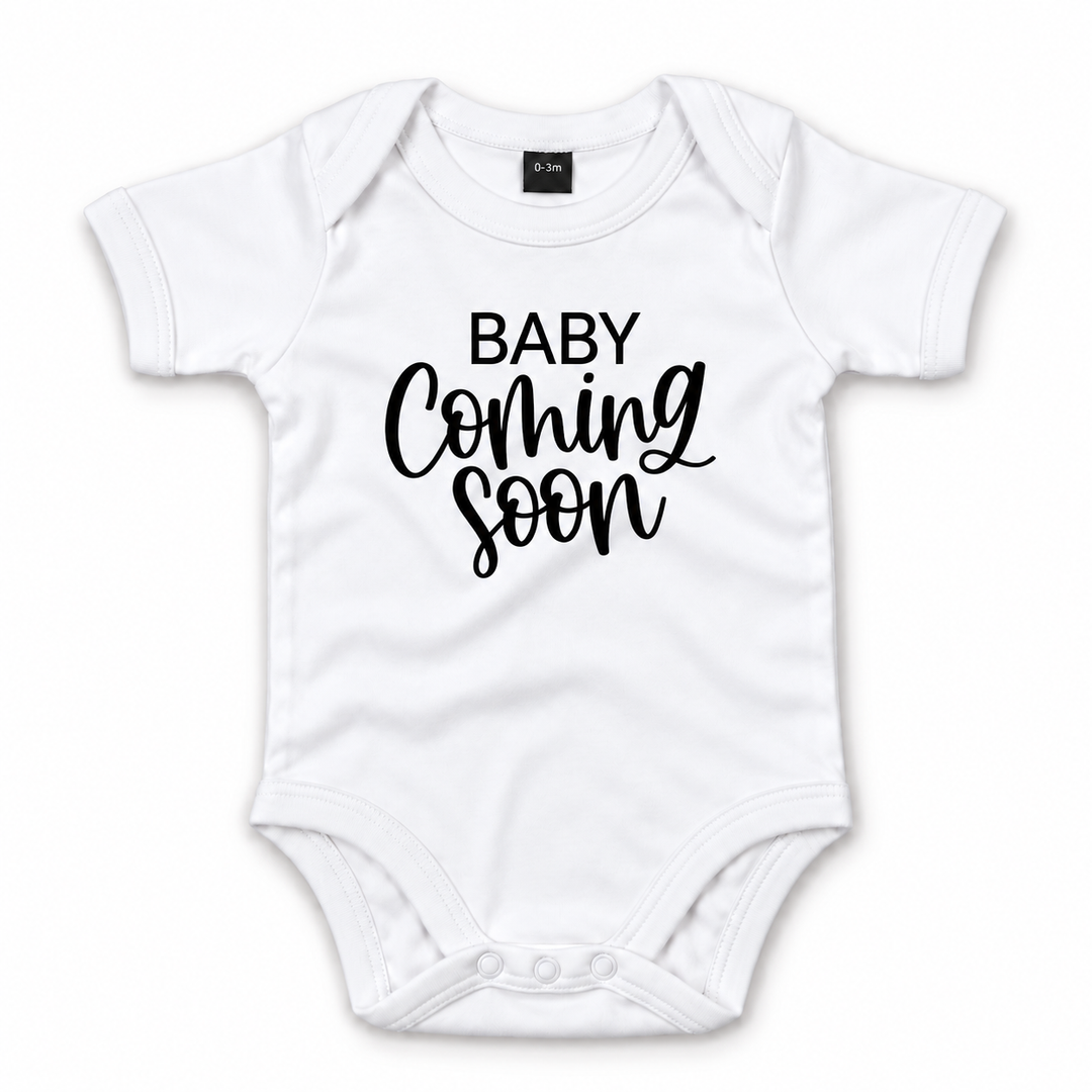 Witte Baby Coming Soon romper zonder jaartal.