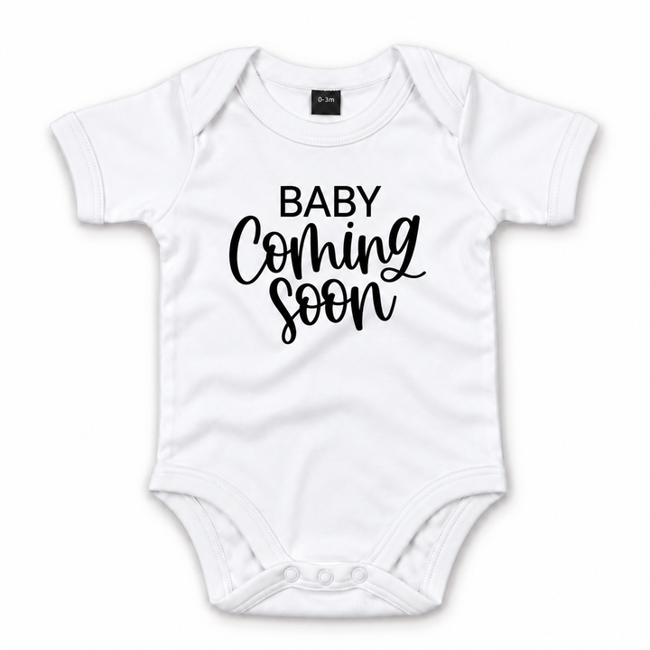 Witte Baby Coming Soon romper zonder jaartal.