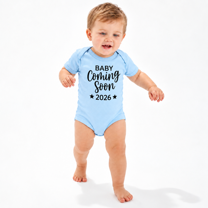 Baby in blauw Baby Coming Soon rompertje met jaartal.