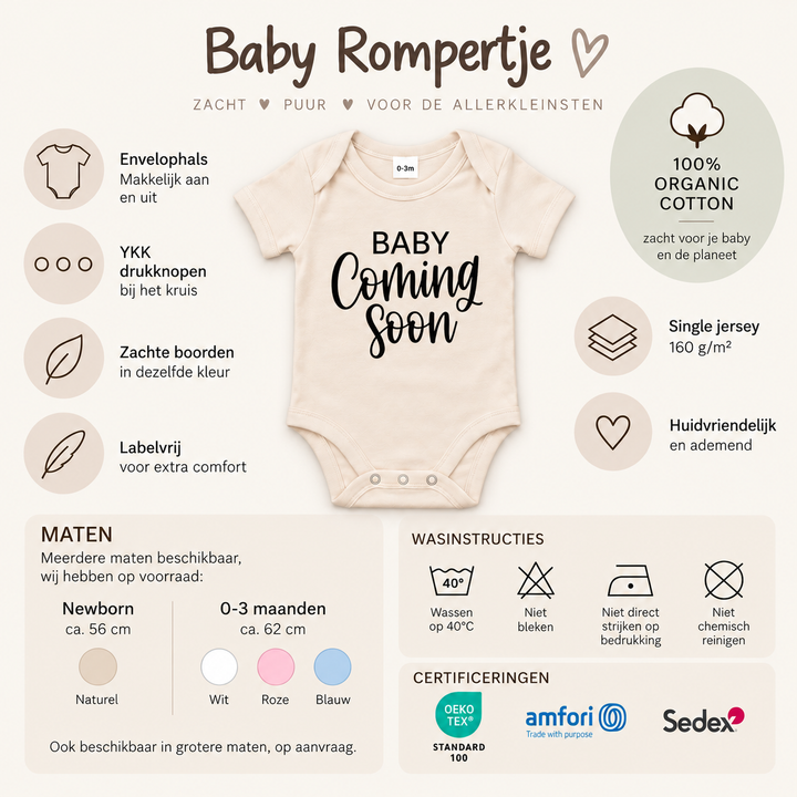 Naturel Baby Coming Soon rompertje zonder jaartal in babykamer setting.