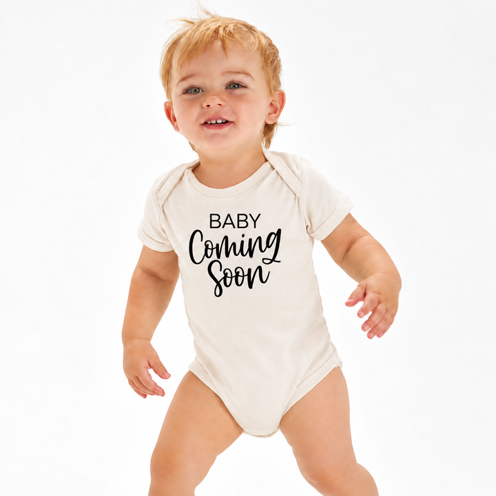Baby in naturel Baby Coming Soon rompertje zonder jaartal.