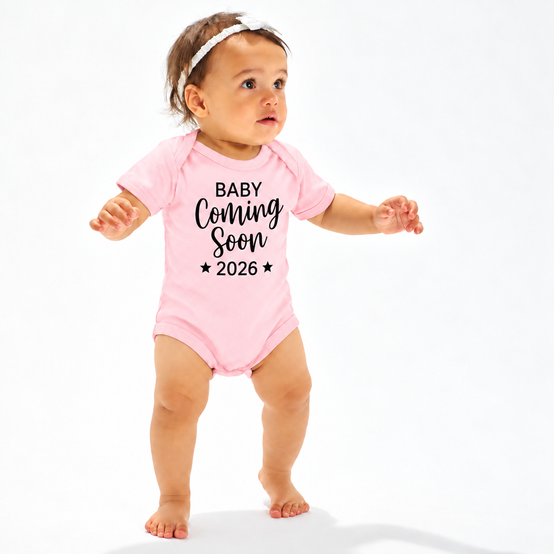 Baby in roze Baby Coming Soon rompertje zonder jaartal.