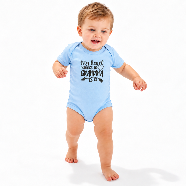 Baby jongen in blauwe baby romper met tekst My Heart Belongs to Grandma.