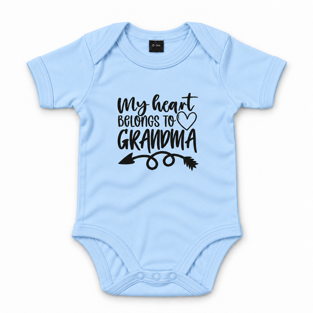 Blauwe baby romper met tekst My Heart Belongs to Grandma.