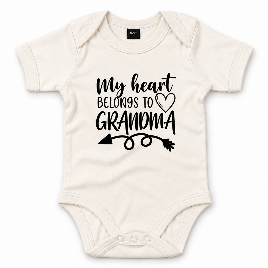 Naturel baby romper met tekst My Heart Belongs to Grandma.