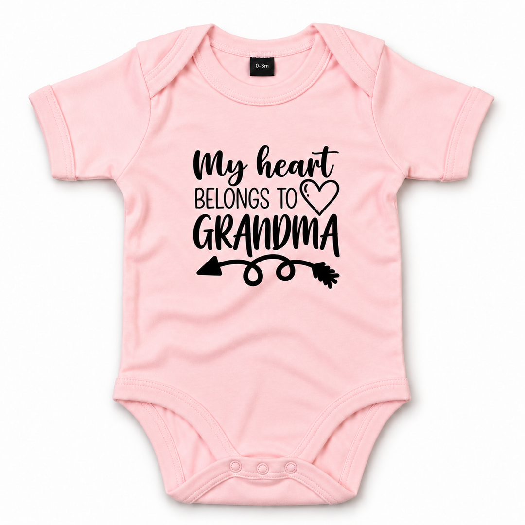 Roze baby romper met tekst My Heart Belongs to Grandma.
