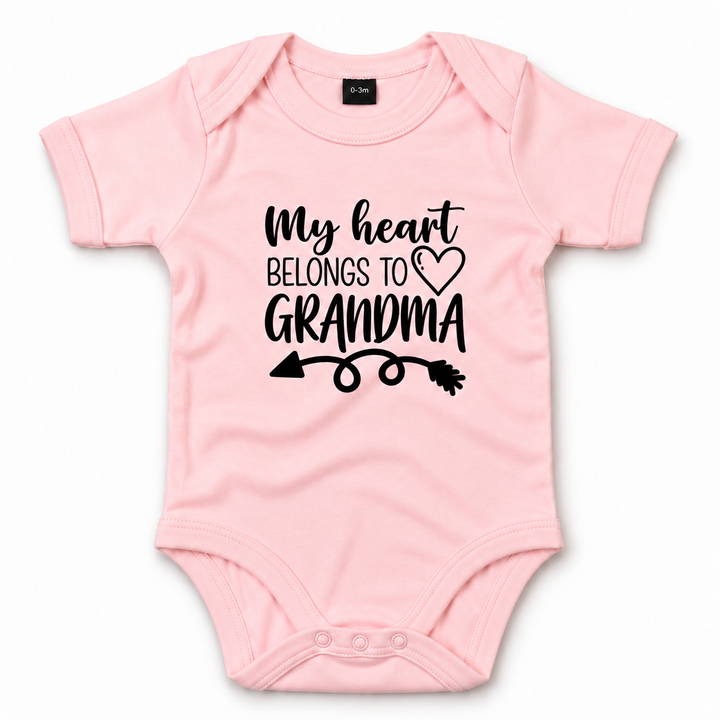 Roze baby romper met tekst My Heart Belongs to Grandma.