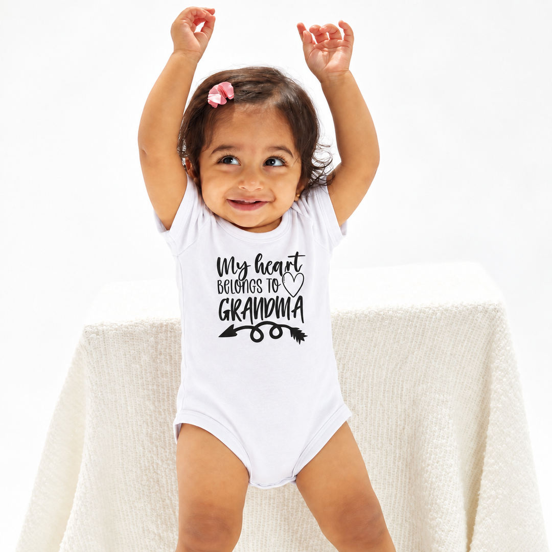 Baby meisje in witte baby romper met tekst My Heart Belongs to Grandma.