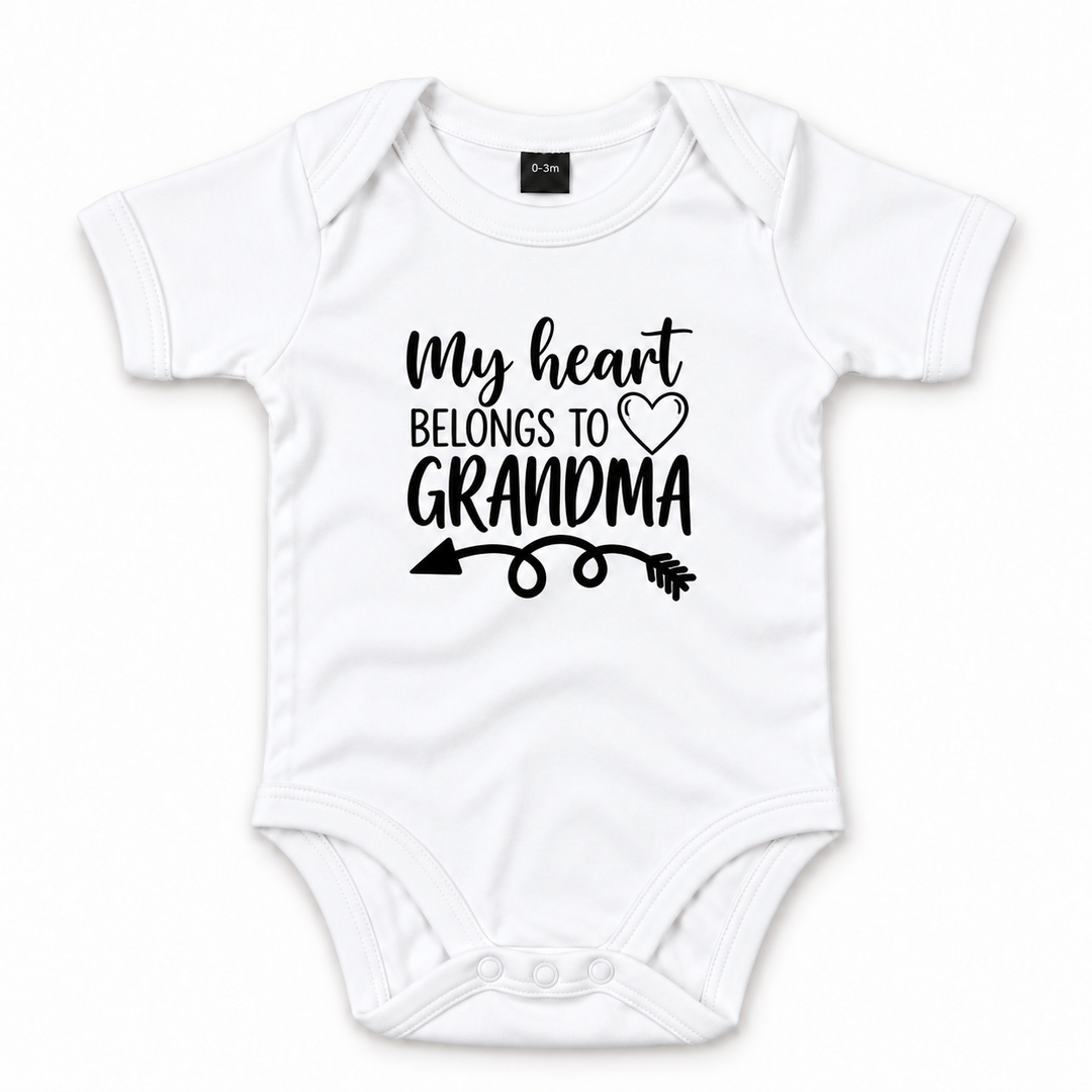 Witte baby romper met tekst My Heart Belongs to Grandma.