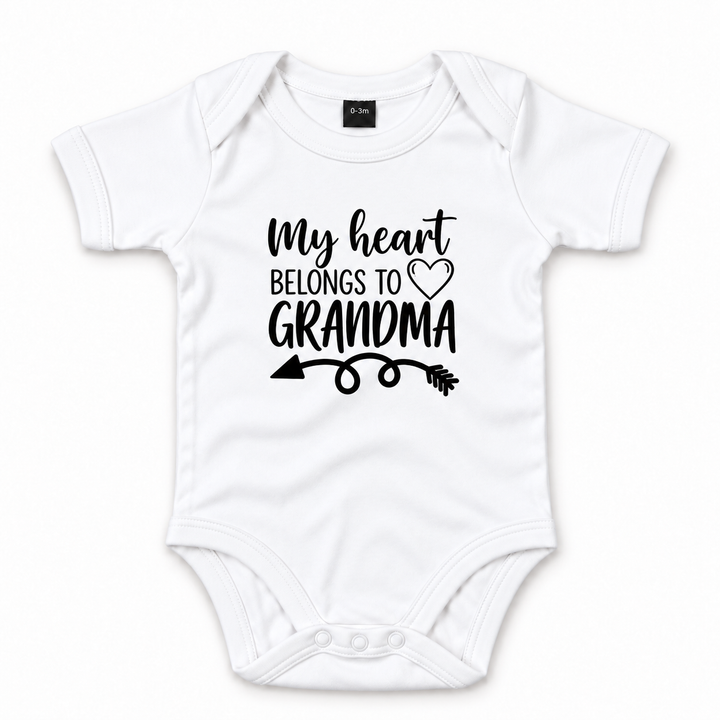Witte baby romper met tekst My Heart Belongs to Grandma.
