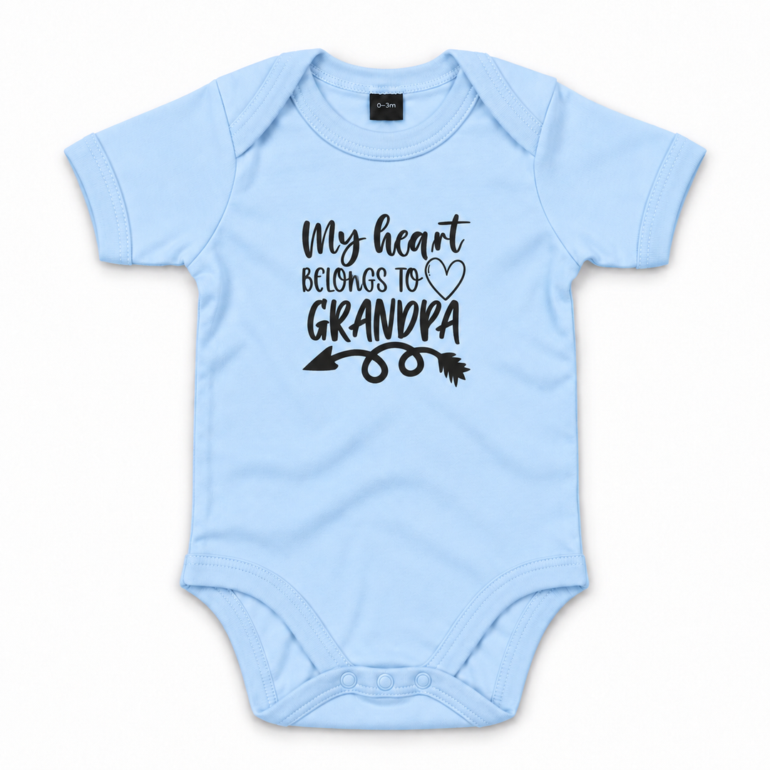 Blauwe baby romper My Heart Belongs to Grandpa met zwarte opdruk.
