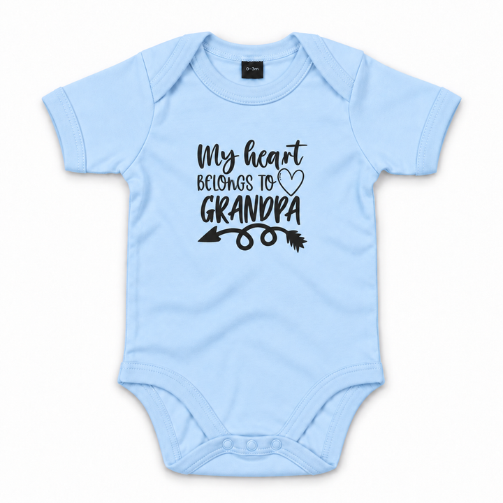 Blauwe baby romper My Heart Belongs to Grandpa met zwarte opdruk.