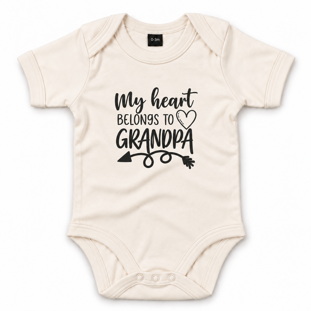 Naturel romper voor baby met My Heart Belongs to Grandpa opdruk.