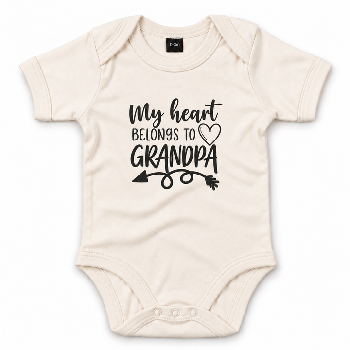 Naturel romper voor baby met My Heart Belongs to Grandpa opdruk.