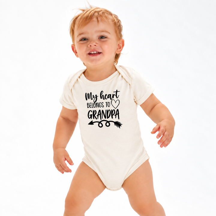 Baby in naturel romper met tekst My Heart Belongs to Grandpa