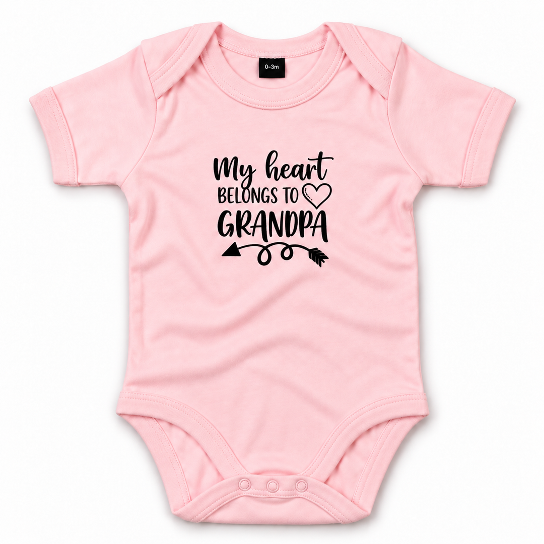 Roze romper voor baby met My Heart Belongs to Grandpa opdruk