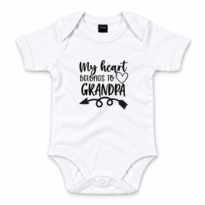 Witte romper voor baby met My Heart Belongs to Grandpa opdruk
