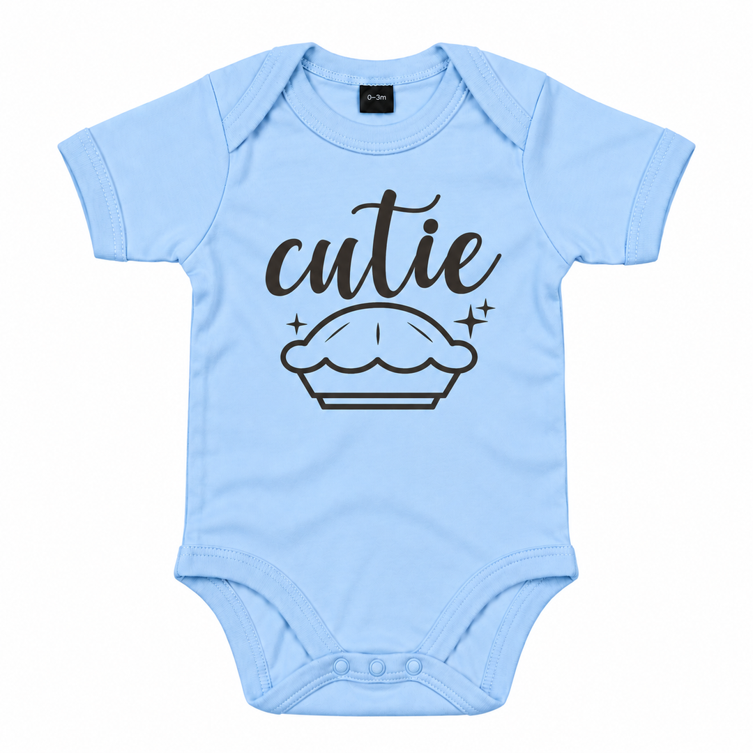 Blauw babyrompertje met zwarte tekst Cutie en illustratie van een taartje
