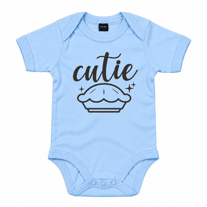 Blauw babyrompertje met zwarte tekst Cutie en illustratie van een taartje