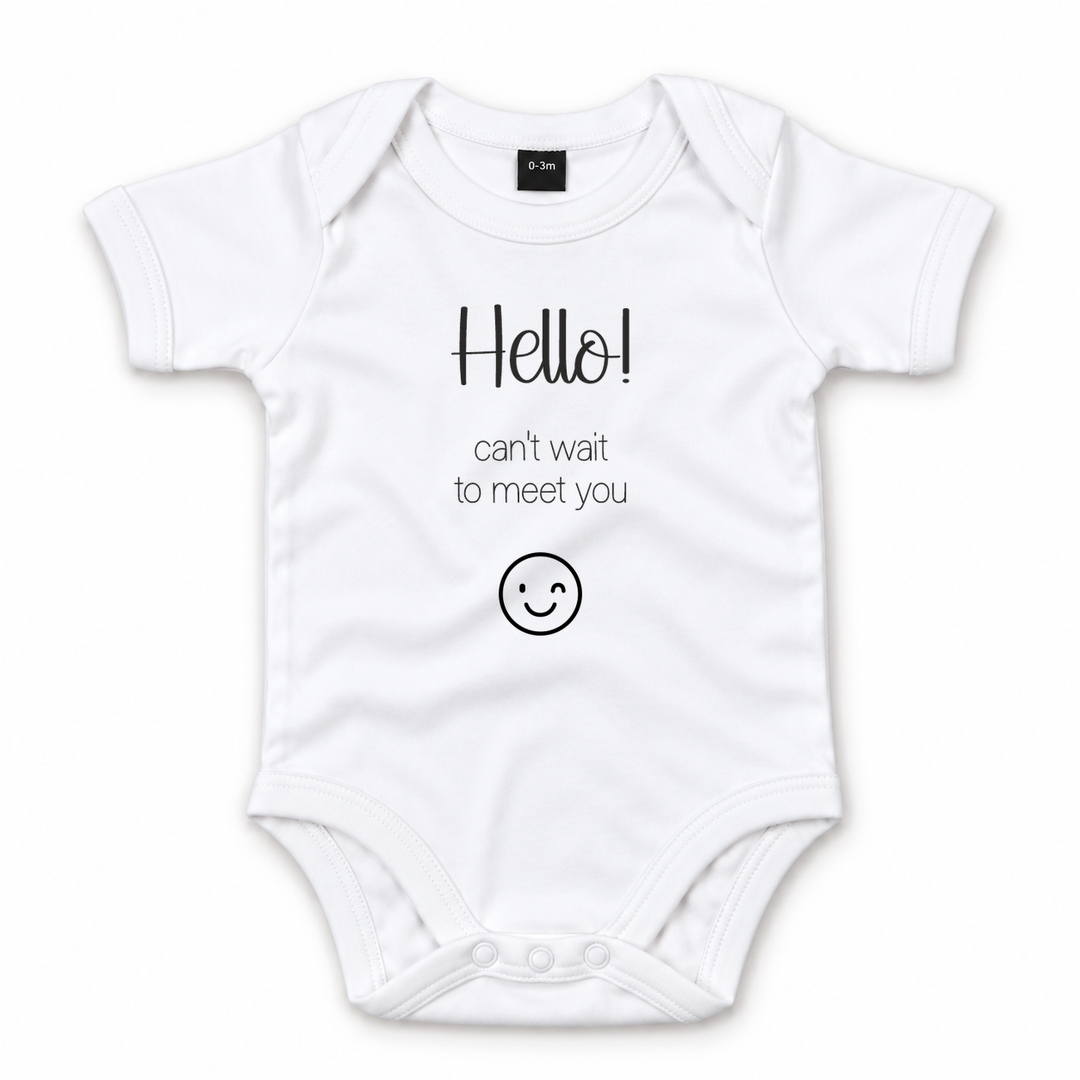Wit babyrompertje met tekst Hello Can&