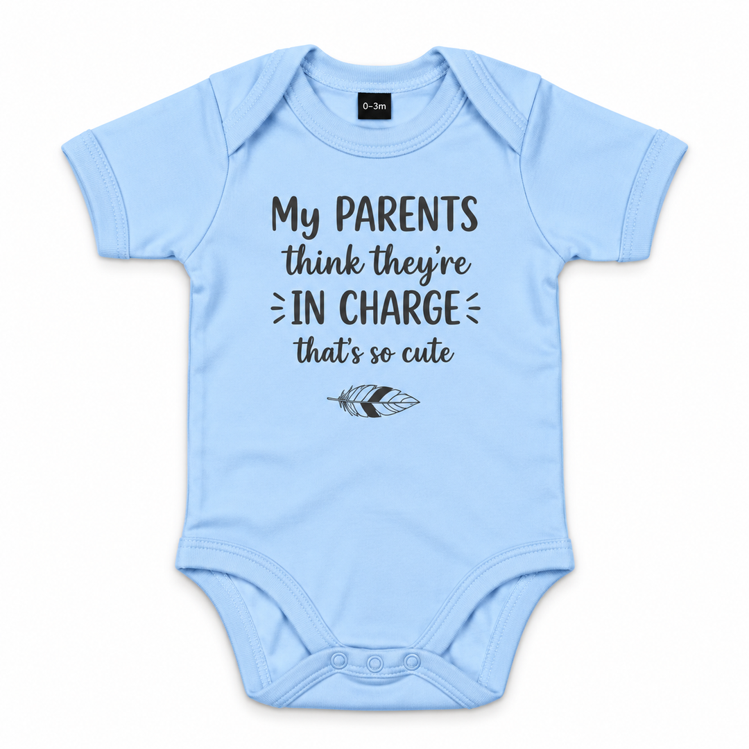 Blauw babyrompertje met grappige Engelse opdruk My Parents Think They're in Charge