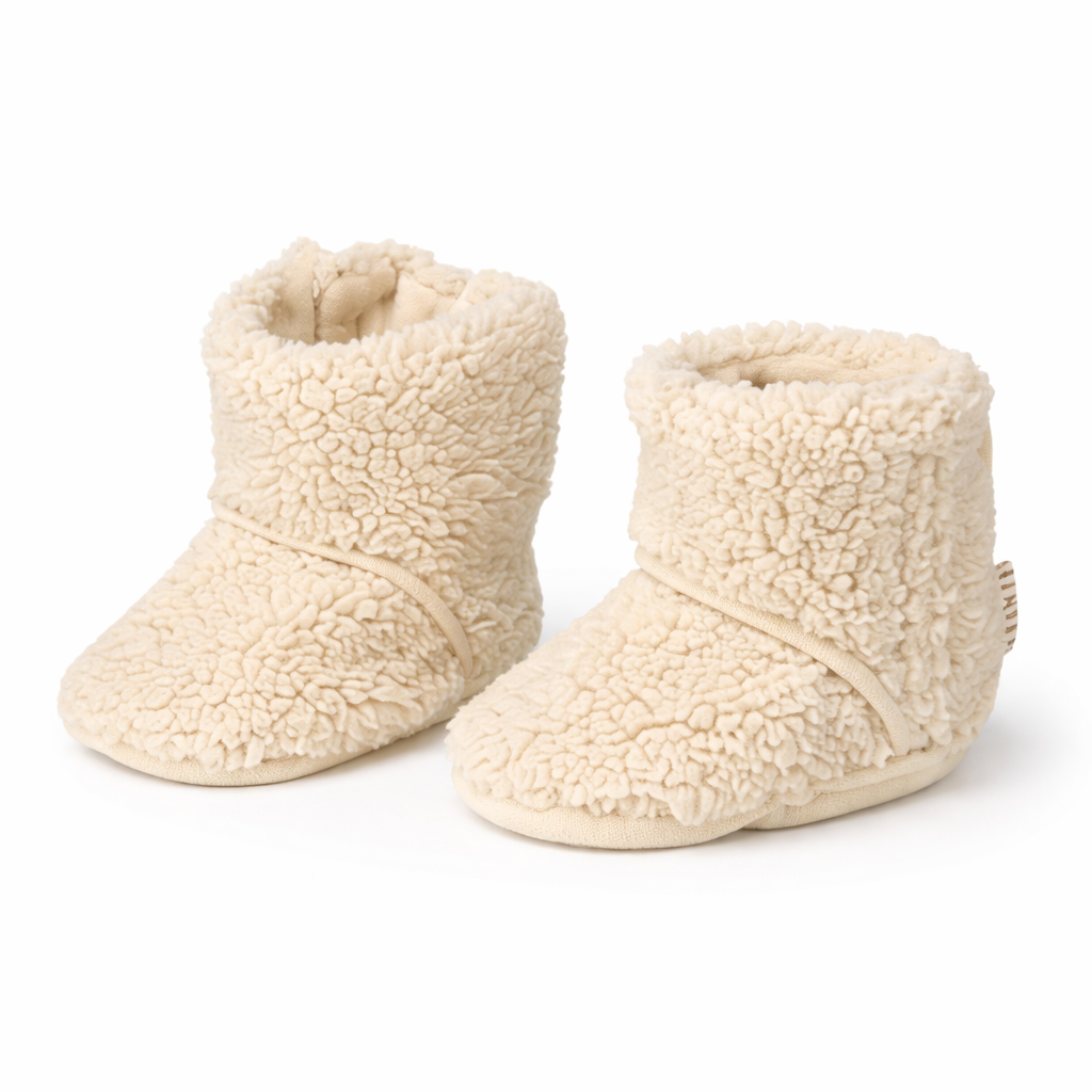 Zachte beige BamBam teddy babyslofjes van gerecycled polyester – warme en comfortabele slofjes voor pasgeboren baby’s