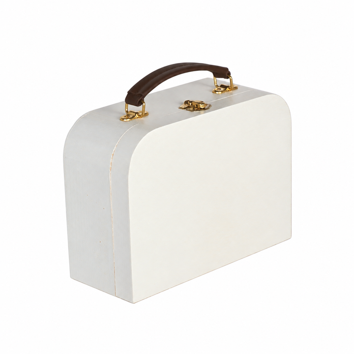 Blanco wit houten koffertje met bruin handvat, schuin van voren.